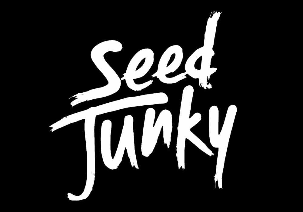 Auf einem einfarbig schwarzen Hintergrund steht in weißer Schrift im Handschriftstil „Seed Junky“.