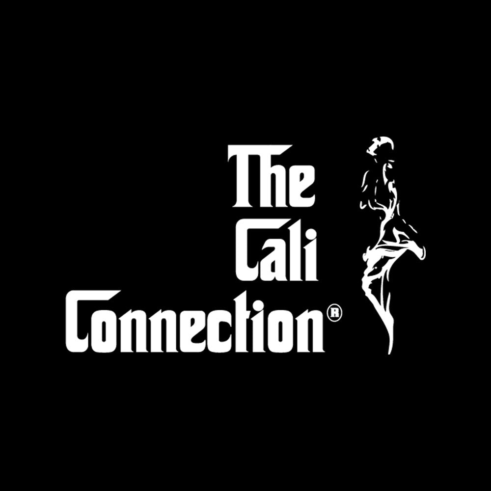 Der weiße Text lautet "The Cali Connection" auf schwarzem Hintergrund, mit einer stilisierten Silhouette einer Frau auf der rechten Seite des Designs.