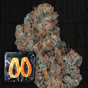 Nahaufnahme von Riviera Drip Cannabis von Nine Weeks Harvest, überlagert mit geschnittener Papaya in einer Plastikverpackung.