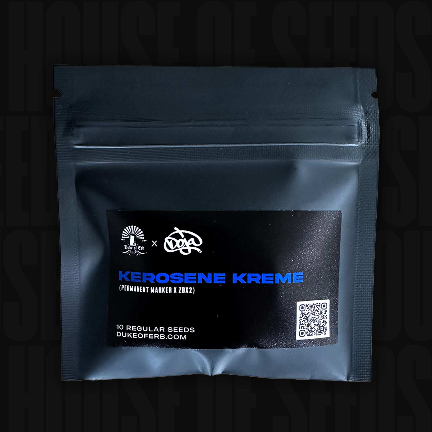 Schwarzer, wiederverschließbarer Samenbeutel „Kerosene Kreme“ von Doja mit blauem Branding, QR-Code und zwei Logos