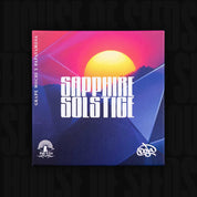 Eine farbenfrohe Schachtel mit der Aufschrift „Satire Solstice by Doja“, auf der ein Sonnenuntergang über Bergen und geometrische Formen abgebildet sind.