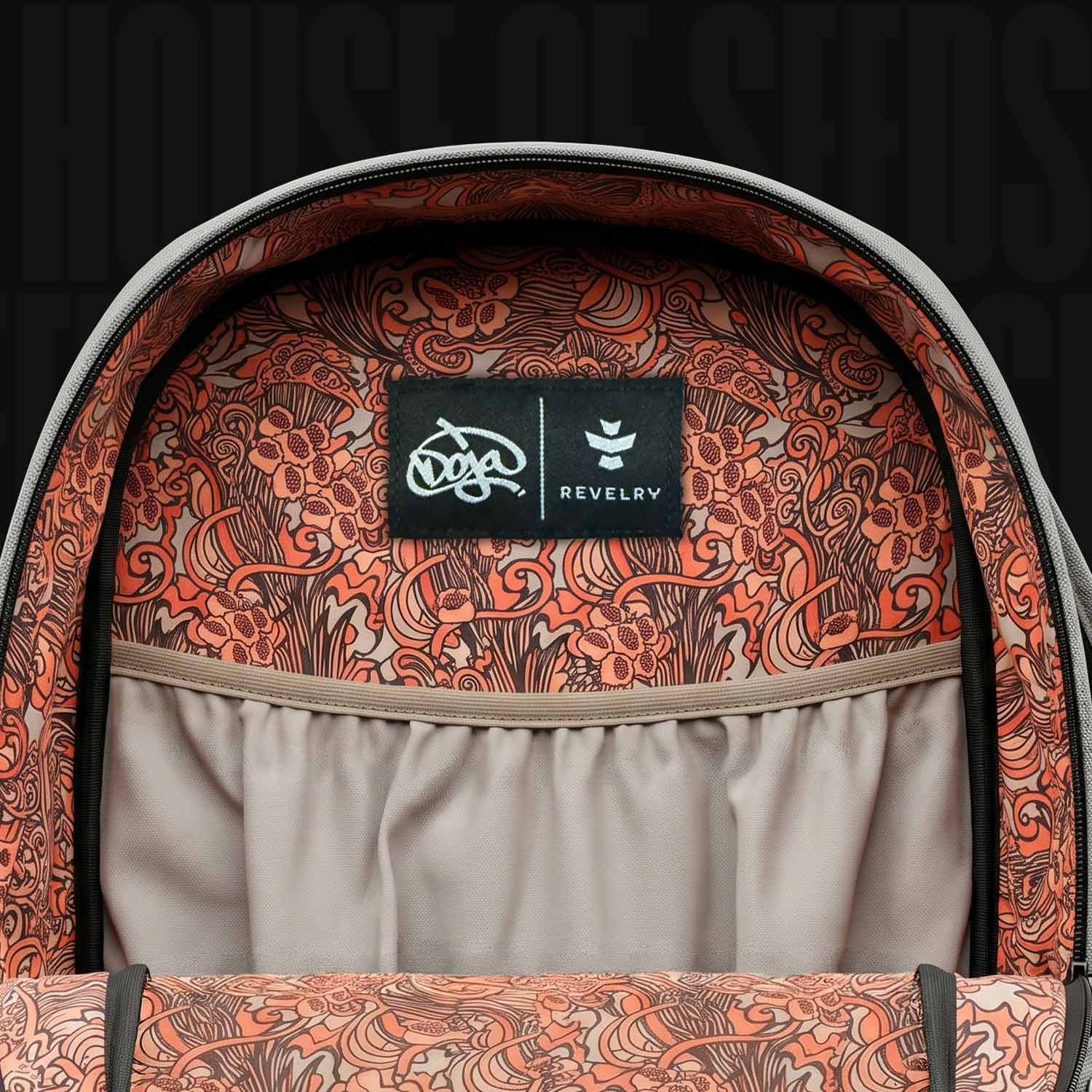 Nahaufnahme des Innenraums des Doja-Rucksacks (geruchsdicht) mit Blumenmuster und Doja-Markenetikett.