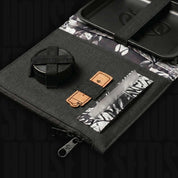 Das Doja Rolling Kit (geruchsdicht) ist ein schwarzer Beutel mit Fächern für einen Grinder, Blättchen und einen Behälter.