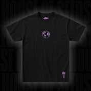 Doja T-Shirt Schmetterling Lila: Schwarzes T-Shirt mit kleiner lila Weltkugel-Grafik auf der Brust, lila Logo am Saum.