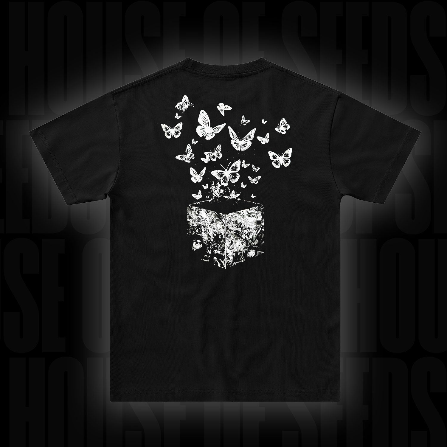 Doja T-Shirt Schmetterling Weiß: Schwarzes T-Shirt mit weißen Schmetterlingen und einem geometrischen Muster auf der Rückseite.