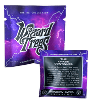 Zwei lila-schwarze Wizard Trees Packungen von Rainbow Swirl mit Blitzgrafiken, vorne Wizard Trees Feminized Seeds, hinten Details